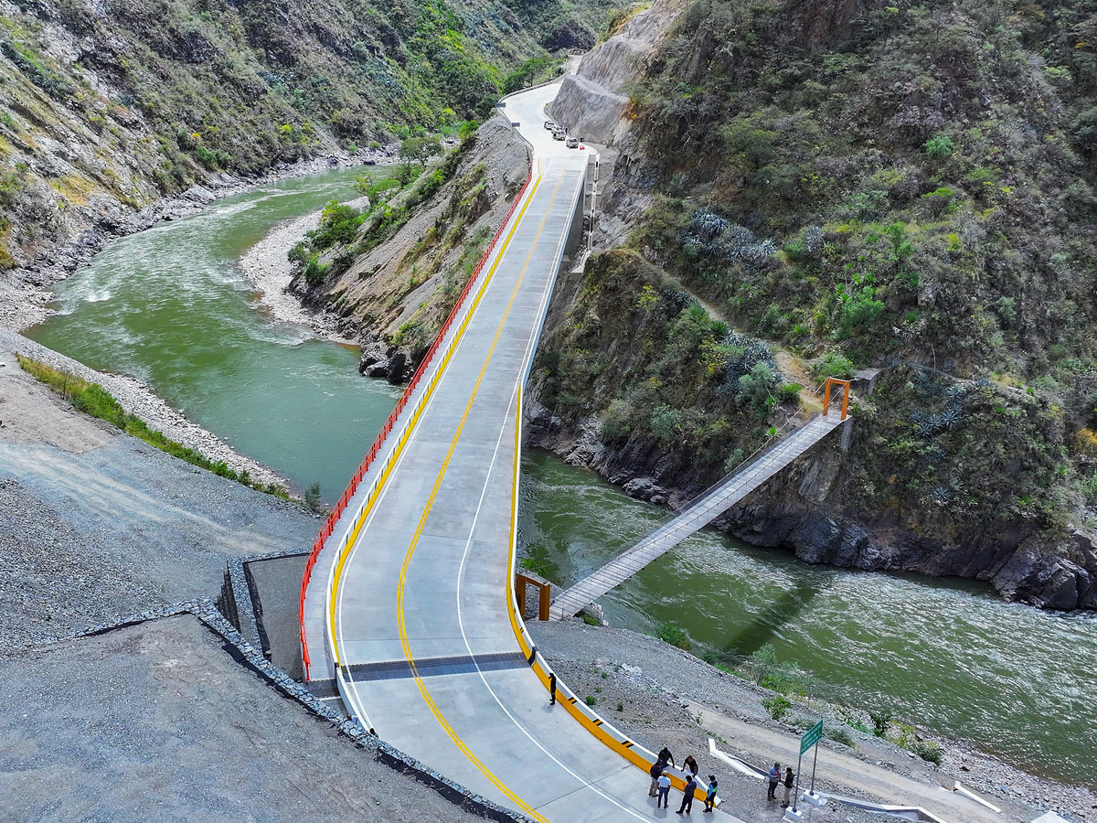 Perú inaugura el puente Kutuctay que une Cusco y Apurímac