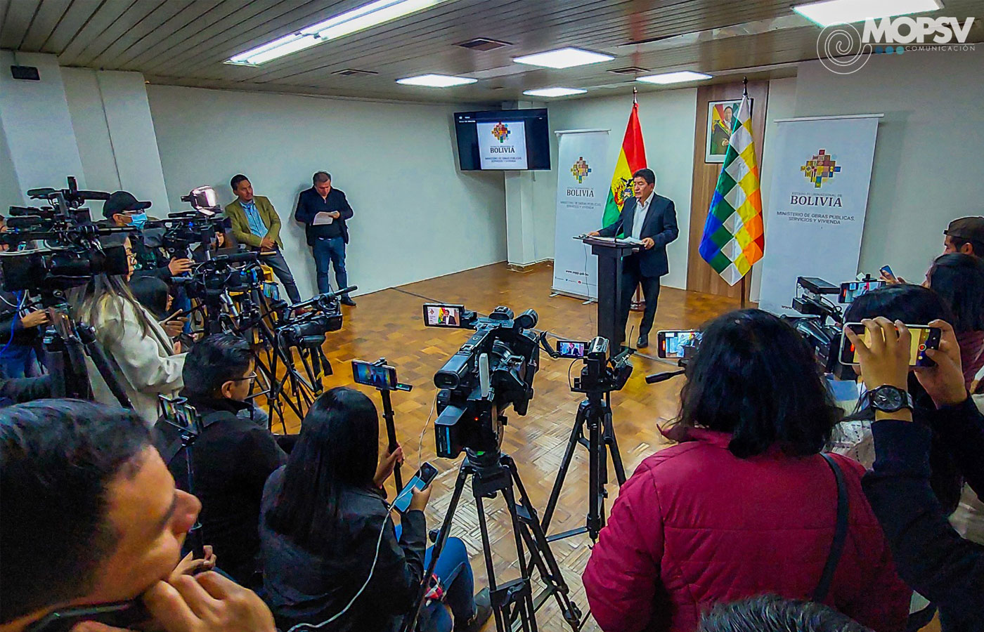 Bolivia firma contratos para el estudio y construcción de dos carreteras 
