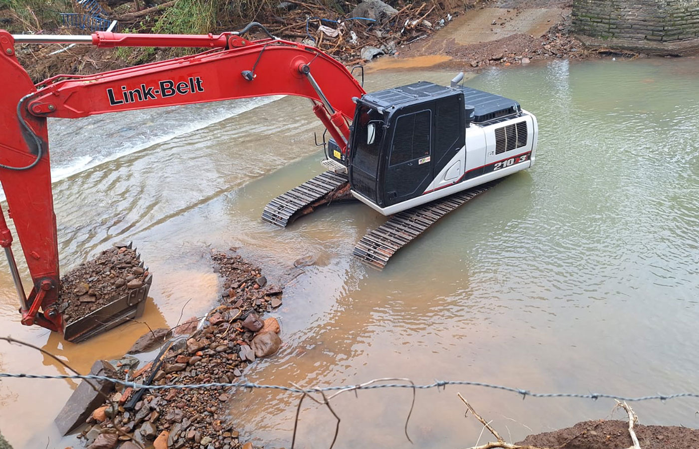 Brasil: La excavadora Link-Belt 210X3E completa un mes trabajo en la reconstrucción de RS