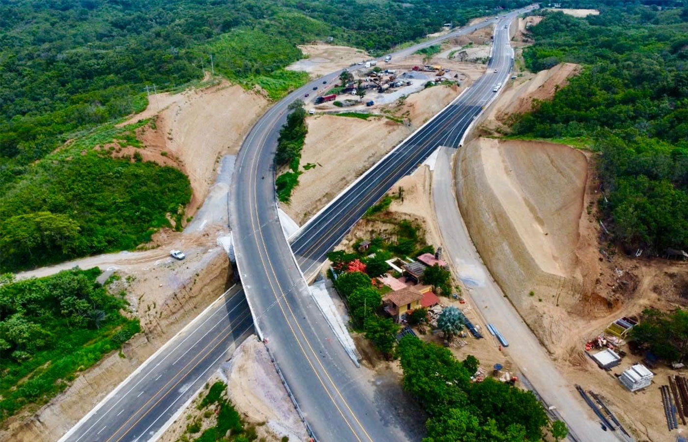 México pone en servicio la carretera Acayucan- La Ventosa