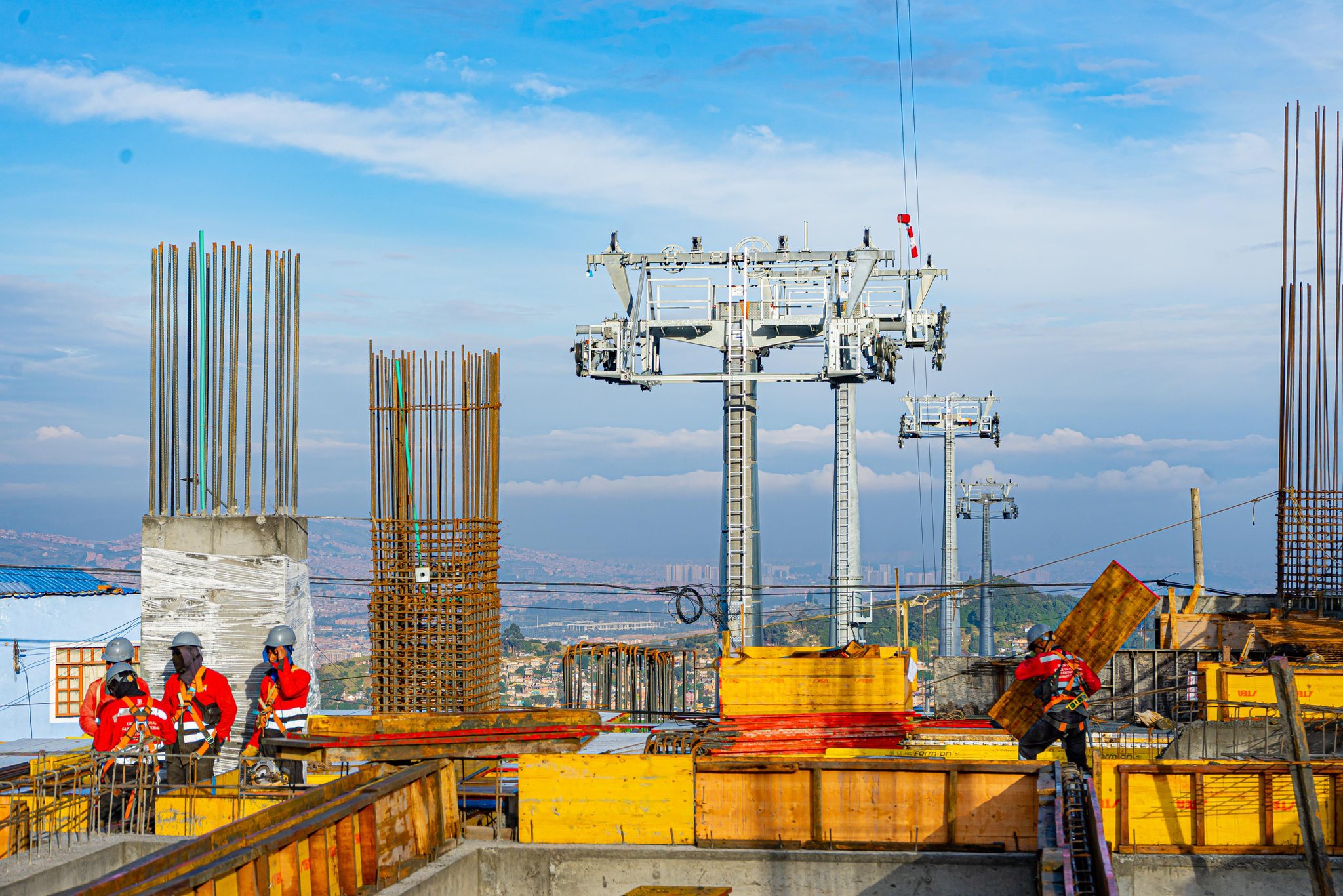 Colombia: Construcción de TransMiCable San Cristóbal supera el 48% de avance