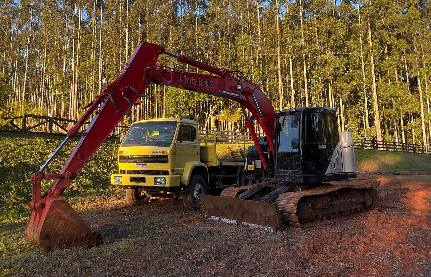 La 145X3E, una excavadora equipada con hoja niveladora de fábrica