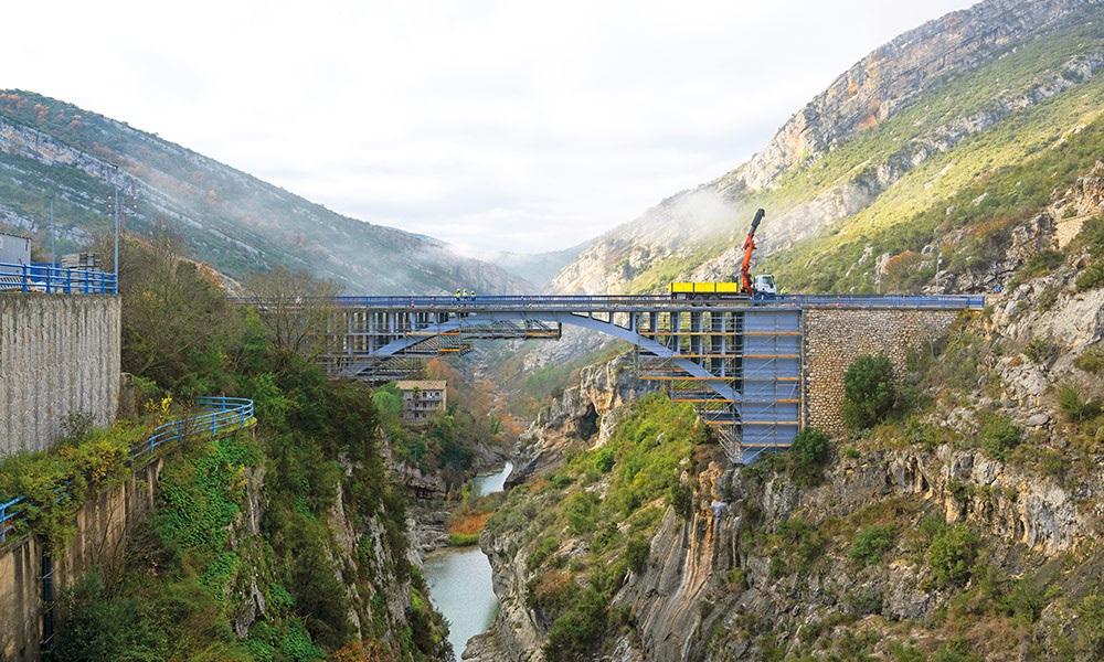 Puente sobre el río Esera