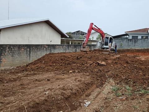 La 145X3E, una excavadora equipada con hoja niveladora de fábrica